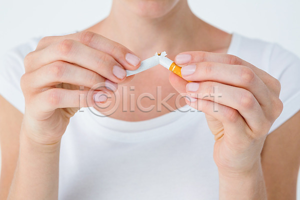 성인 성인여자한명만 여자 한명 JPG 근접촬영 앞모습 포토 해외이미지 금연 담배 담배꽁초 들기 상반신 자르기 해외202004 흰배경
