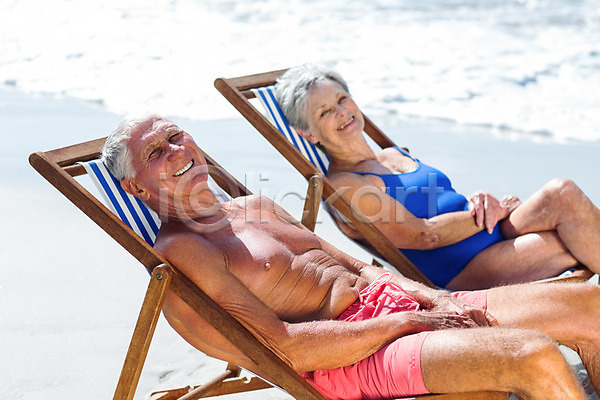 기쁨 평화 행복 70대 남자 노년 노인만 두명 백인 여자 JPG 포토 해외이미지 노후 맑음 모래 물 미소(표정) 바다 비치웨어 수영복 앉기 여름(계절) 의자 태양 파도 해외202004 햇빛 휴가