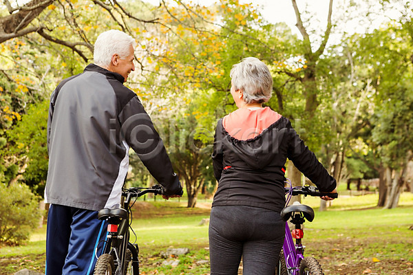 사랑 함께함 행복 60대 70대 남자 노년 두명 백인 여자 JPG 포토 해외이미지 가을(계절) 건강 공원 라이프스타일 미소(표정) 사이클링 운동 운동복 자연 자전거 초록색 커플 해외202004
