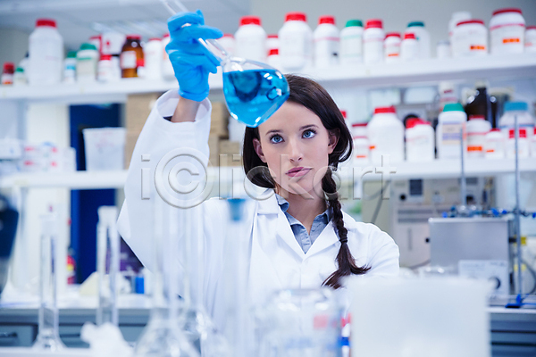 분석 20대 백인 여자 한명 JPG 포토 해외이미지 검사(조사) 과학 과학자 기술자 미소(표정) 병원 비커 생명공학 생물학 실내 실험 실험복 실험실 약 의료성형뷰티 의사 잡기 장비 파란색 해외202004 화학물질 화학자