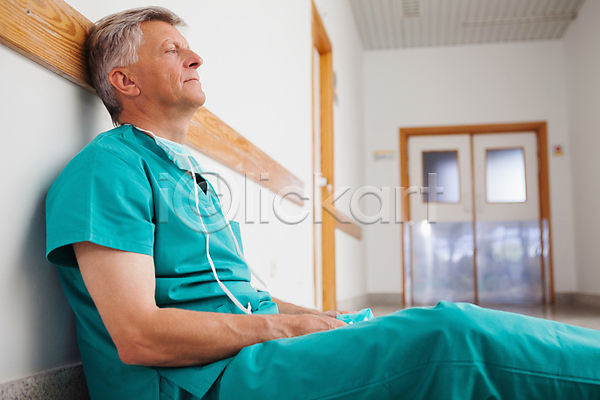 60대 남자 백인 성인남자한명만 중년 한명 JPG 포토 해외이미지 백그라운드 병원 복도 수술 실내 앉기 올려보기 외과 의료성형뷰티 의사 작업 직장 청진기 출입구 해외202004