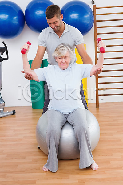 도움 30대 70대 남자 노년 두명 백인 성인 여자 JPG 포토 해외이미지 건강 근육 라이프스타일 보여주기 실내 아령 앉기 연습 운동 체육관 해외202004