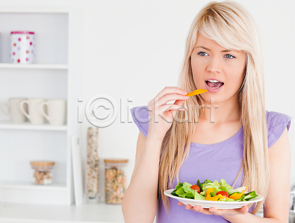 백인 사람 성인 성인여자한명만 여자 한명 JPG 앞모습 포토 해외이미지 건강 다이어트 들기 라이프스타일 먹기 미소(표정) 상반신 샐러드 탁자 해외202004