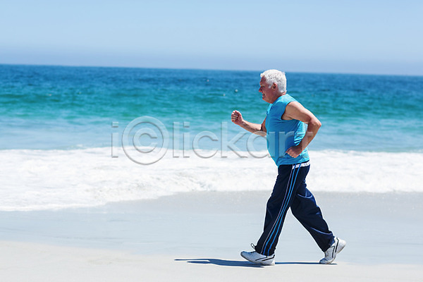 기쁨 행복 70대 남자 백인 한명 JPG 포토 해외이미지 건강 달리기 맑음 물 미소(표정) 바다 스포츠 해외202004