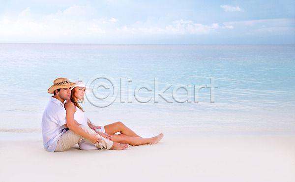 떨어짐 사랑 행복 휴식 남자 두명 백인 사람 성인 여자 JPG 포토 해외이미지 가족 모래 몰디브 바다 섬 신혼여행 앉기 야외 여름(계절) 여행 응시 자연 커플 포옹 해외202004 휴가