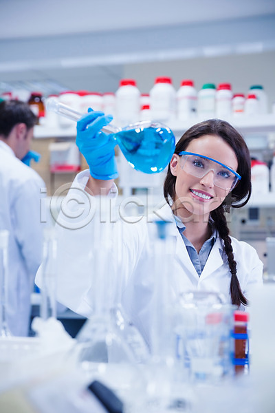분석 20대 남자 두명 백인 여자 JPG 포토 해외이미지 검사(조사) 과학 과학자 기술자 미소(표정) 병원 비커 생명공학 생물학 실내 실험 실험복 실험실 약 응시 의료성형뷰티 의사 잡기 장비 직원 파란색 해외202004 화학물질 화학자