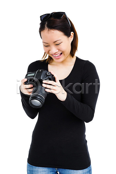 20대 동양인 성인 성인여자한명만 여자 한명 JPG 앞모습 포토 해외이미지 들기 라이프스타일 미소(표정) 사진촬영 상반신 서기 선글라스 응시 잡기 취미 카메라 해외202004 흰배경