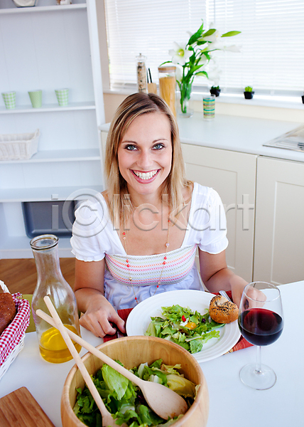 백인 성인 성인여자한명만 여자 한명 JPG 포토 해외이미지 건강 다이어트 먹기 미소(표정) 상반신 샐러드 웃음 해외202004