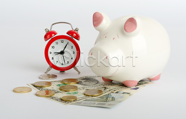 사람없음 JPG 포토 해외이미지 달러 돈 동전 돼지저금통 시계 저축 해외202004 흰배경