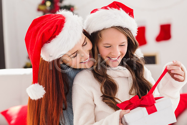 사랑 축하 행복 40대 두명 백인 어린이 여자 중년 JPG 포토 해외이미지 가정 가족 거실 딸 라이프스타일 미소(표정) 빨간머리 산타모자 선물 소파 실내 엄마 축제 크리스마스 크리스마스트리 펼침 포옹 해외202004