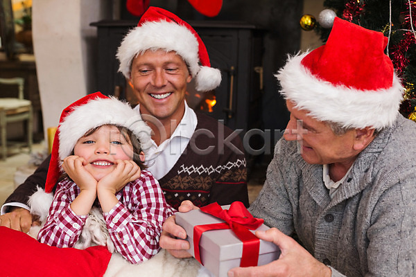 따뜻함 사랑 축하 평화 함께함 행복 40대 70대 남자 백인 세명 소년 어린이 중년 JPG 포토 해외이미지 가정 가족 거실 라이프스타일 미소(표정) 산타모자 선물 실내 아들 아빠 앉기 조부모 축제 크리스마스 크리스마스트리 할아버지 해외202004