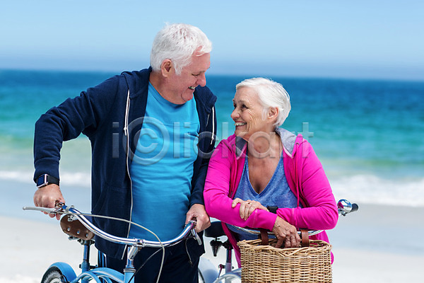 기쁨 함께함 행복 70대 남자 두명 백인 여자 JPG 포토 해외이미지 건강 라이프스타일 맑음 물 미소(표정) 바다 사이클링 스포츠 승차 자전거 장비 커플 해외202004