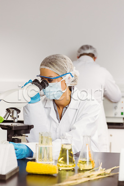 20대 남자 두명 백인 여자 JPG 포토 해외이미지 과학 과학자 미생물 생명공학 생물학 실내 실험 실험복 실험실 약 옥수수 응시 장갑 장비 해외202004 현미경