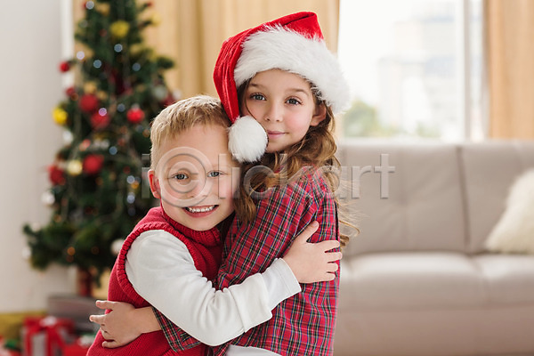 사랑 축하 함께함 남자 두명 백인 소년 어린이 여자 JPG 포토 해외이미지 가정 가족 거실 남동생 라이프스타일 산타모자 실내 축제 크리스마스 크리스마스트리 포옹 해외202004
