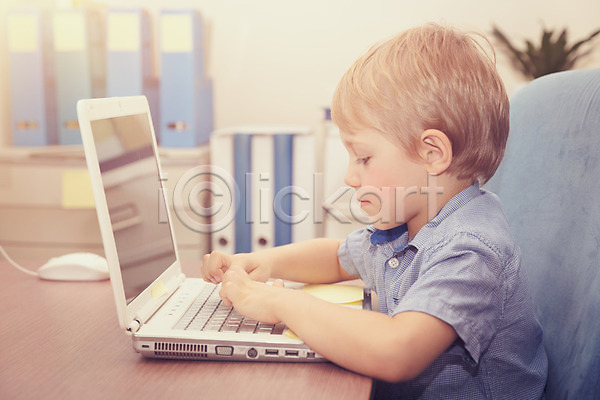 백인 사람 소년 소년한명만 어린이 한명 JPG 포토 해외이미지 교실 교육 노트북 수업 스터디 실내 앉기 컴퓨터 학교 해외202004