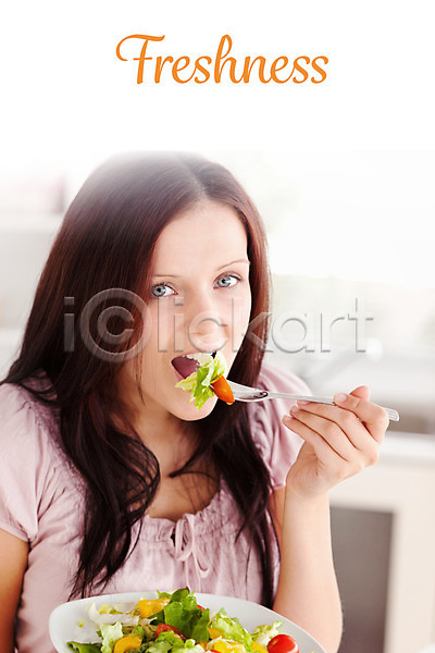 20대 백인 성인 성인여자한명만 여자 한명 JPG 포토 해외이미지 건강 다이어트 라이프스타일 먹기 미소(표정) 상반신 샐러드 실내 해외202004