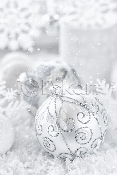 새로움 축하 사람없음 JPG 포토 해외이미지 12월 겨울 공 눈송이 디자인 묘사 백그라운드 빛 우아 은색 장식 장식볼 축제 크리스마스 해외202004 흰색