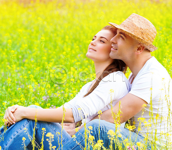 사랑 함께함 행복 휴식 남자 두명 사람 성인 여자 JPG 포토 해외이미지 가족 꽃 꽃무늬 남편 노란색 다운 미소(표정) 밭 봄 아내 앉기 야외 여름(계절) 자연 정원 커플 포옹 해외202004 휴가