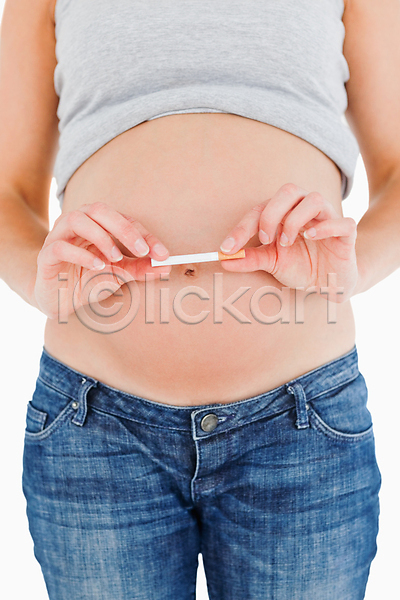 백인 사람 성인 성인여자한명만 여자 한명 JPG 앞모습 포토 해외이미지 금연 담배 담배꽁초 들기 상반신 서기 임신 해외202004