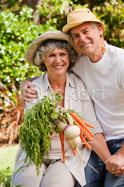 함께함 행복 70대 남자 노년 노인만 두명 백인 사람 여자 JPG 포토 해외이미지 가구 남편 동료 동반자 라이프스타일 미소(표정) 아내 앉기 야외 웃음 의자 정원 주택 카메라 커플 할머니 할아버지 해외202004 회색