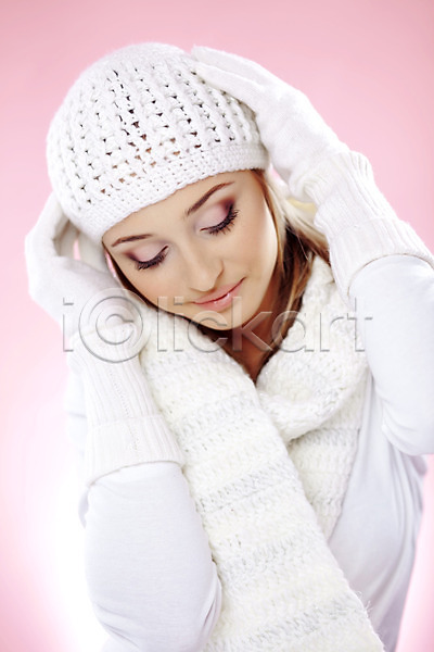 따뜻함 러블리 만족 매끈함 순수 우아함 사람 한명 JPG 포토 해외이미지 겨울 계절 니트 모델 목도리 스웨터 스타일 옷 유행 장갑 해외202004 흰색