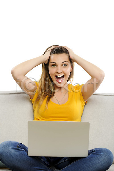 백인 사람 한명 JPG 포토 해외이미지 노트북 놀람 미소(표정) 소파 스터디 실내 앉기 연결 컴퓨터 학생 해외202004