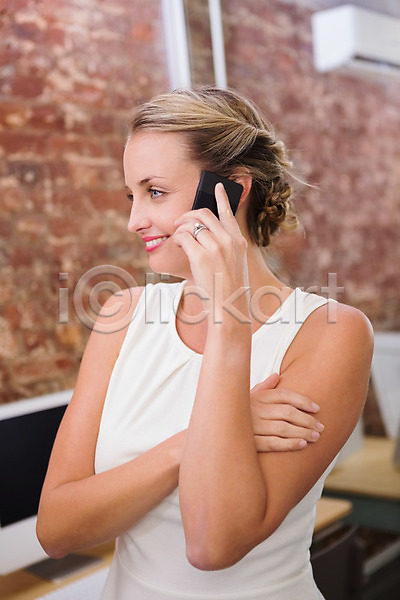 행복 30대 백인 성인 여자 한명 JPG 포토 해외이미지 금발 무선전화기 미소(표정) 비즈니스우먼 사무실 서기 실내 직장 해외202004 핸드폰