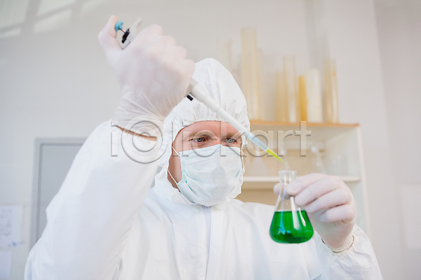40대 남자 백인 중년 한명 JPG 포토 해외이미지 과학 과학자 생물학 실내 실험 실험실 약 장비 초록색 해외202004
