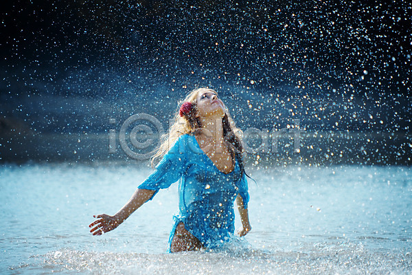 행복 휴식 사람 여자 한명 JPG 포토 해외이미지 건강 꽃 놀이 물방울 바다 야외 여름(계절) 여행 자연 파란색 해외202004 호수 휴가