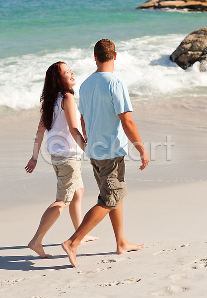 뜨거움 사랑 산책 함께함 행복 남자 두명 사람 성인 여자 JPG 포토 해외이미지 모델 모래 미소(표정) 바다 손 여름(계절) 여행 자연 커플 해외202004 휴가