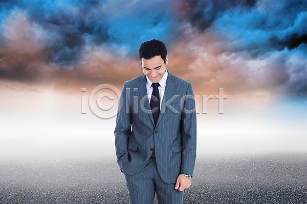 행복 20대 남자 성인 성인남자한명만 한명 JPG 앞모습 포토 해외이미지 갈색머리 구름(자연) 내려보기 미소(표정) 비즈니스 비즈니스맨 뿌연 상반신 서기 안개 정장 컴퓨터그래픽 파란색 풍경(경치) 해외202004