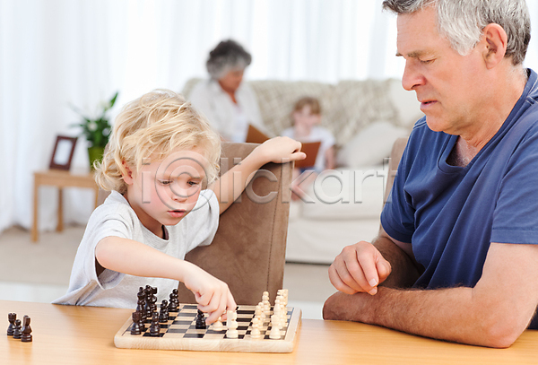 기쁨 함께함 행복 남자 백인 사람 성인 소년 어린이 여러명 JPG 포토 해외이미지 가족 게임 결백 놀이 미소(표정) 소파 실내 앉기 옛날 은퇴 집콕 체스 탁자 할아버지 해외202004
