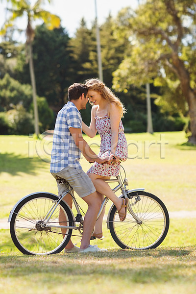 사랑 자유 함께함 행복 20대 30대 남자 두명 백인 성인 여자 JPG 포토 해외이미지 공원 미소(표정) 사이클링 야외 응시 자연 자전거 잔디 커플 해외202004