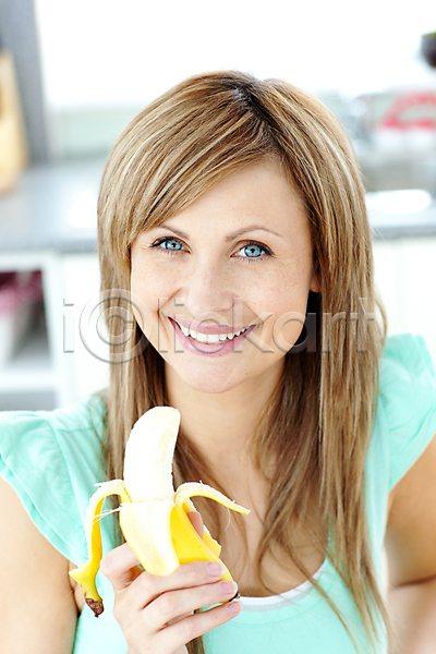 백인 성인 성인여자한명만 여자 한명 JPG 앞모습 포토 해외이미지 건강 과일 다이어트 들기 라이프스타일 미소(표정) 바나나 상반신 해외202004