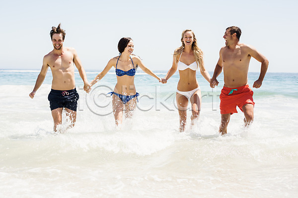 소통 우정 자유 함께함 행복 20대 30대 남자 백인 성인 여러명 여자 JPG 포토 해외이미지 달리기 대화 맑음 바다 비키니 서핑 손잡기 야외 여름(계절) 여행 여행객 웃음 정확 커플 탈의 파도 해외202004 휴가
