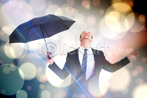 행복 20대 남자 백인 성인 성인남자한명만 한명 JPG 앞모습 포토 해외이미지 디자인 미소(표정) 비즈니스 비즈니스맨 빛 상반신 서기 손 올려보기 우산 잡기 정장 컴퓨터그래픽 해외202004
