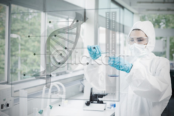 미래 분석 백인 여자 한명 JPG 포토 해외이미지 DNA 과학 과학자 디지털 생명공학 생물학 스크린 실내 실험 실험실 안경 안전 액체 약 유리 잡기 장비 컴퓨터그래픽 해외202004 홀로그램 화학물질 화학자 회색
