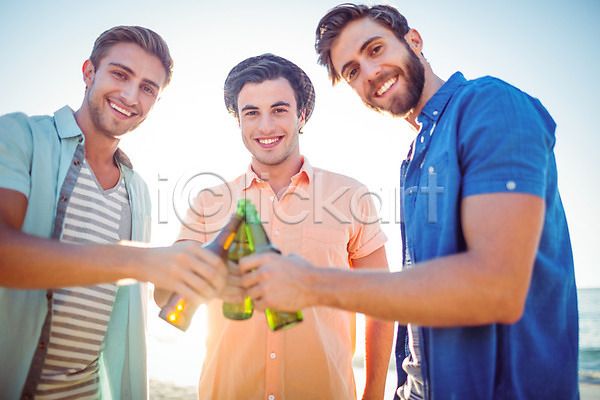 따뜻함 우정 함께함 행복 20대 남자 백인 세명 JPG 포토 해외이미지 맑음 맥주 미소(표정) 야외 여름(계절) 축배 파티 해외202004 햇빛 휴가