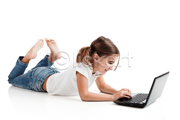 백인 사람 어린이 한명 JPG 포토 해외이미지 교육 노트북 미소(표정) 백그라운드 스터디 응시 컴퓨터 학교 학생 학습 해외202004
