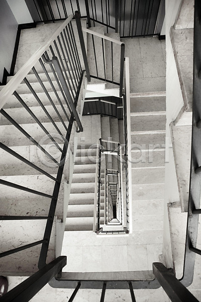 위험 사람없음 JPG 포토 해외이미지 건물 건축양식 계단 긴급 깊이 난간 내부 단계 소용돌이 아파트 안전 엘리베이터 옛날 주택 출입구 컨셉 해외202004