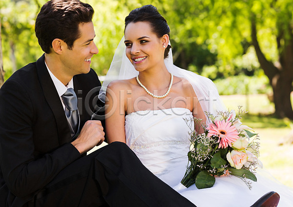 20대 30대 남자 두명 성인 성인만 여자 JPG 앞모습 포토 해외이미지 결혼 결혼식 공원 남편 신랑 신부(웨딩) 앉기 야외 정장 주간 커플 해외202004