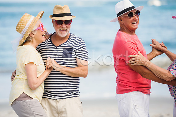 사랑 우정 함께함 행복 60대 70대 남자 백인 여러명 여자 JPG 포토 해외이미지 노후 맑음 모래 물 미소(표정) 밀짚모자 바다 선글라스 야외 여름(계절) 은퇴 커플 파도 해외202004 휴가