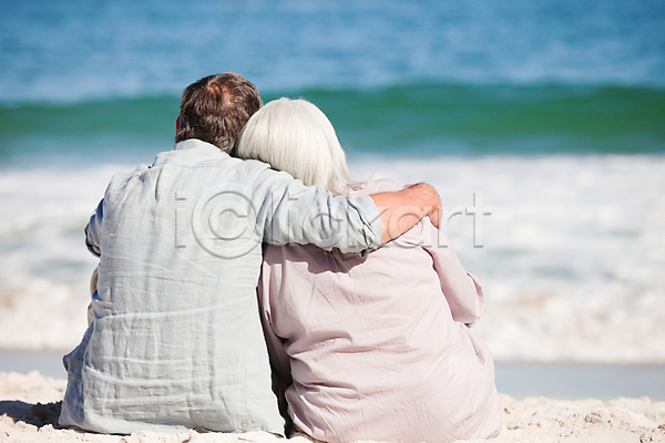 사랑 행복 두명 백인 JPG 포토 해외이미지 결혼 모래 모래사장 바다 사방 은퇴 커플 파도 팔 포옹 해변 해외202004 휴가
