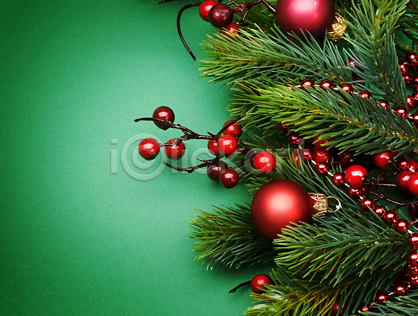 사람없음 JPG 포토 해외이미지 겨울 나뭇가지 무료이미지 백그라운드 오너먼트 오브젝트 장식볼 초록배경 카피스페이스 크리스마스 크리스마스장식 크리스마스트리 해외202004