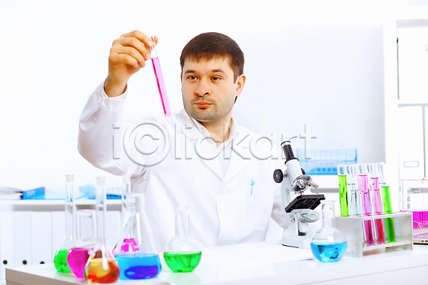 남자 백인 사람 성인 한명 JPG 포토 해외이미지 DNA 과학 과학자 미생물 병원 비커 생명공학 생물학 실험 실험실 액체 약 업무 의료성형뷰티 의사 장비 직업 튜브 해외202004 현미경 화학물질 화학자 흰색