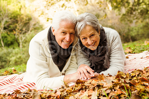 사랑 함께함 행복 60대 70대 남자 노년 두명 백인 여자 JPG 포토 해외이미지 가을(계절) 겨울옷 공원 목도리 미소(표정) 백발 야외 은퇴 잎 자연 커플 해외202004
