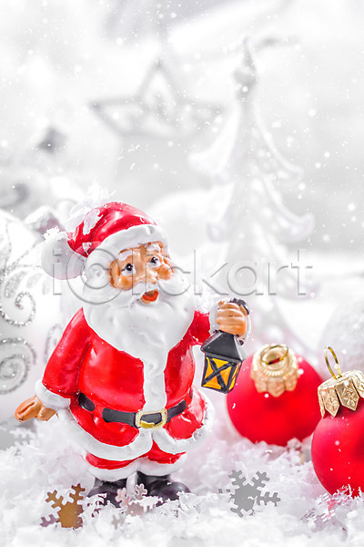 새로움 축하 행복 사람없음 JPG 포토 해외이미지 12월 겨울 계절 공 기념 눈송이 디자인 백그라운드 별 빛 빨간색 산타클로스 선물 원형 은색 장식 장식볼 축제 크리스마스 해외202004 흰색
