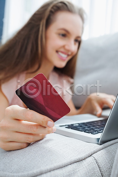 전자상거래 행복 백인 여자 한명 JPG 포토 해외이미지 가정 거실 노트북 라이프스타일 미소(표정) 소파 쇼핑 신용카드 실내 온라인 인터넷 체크카드 컴퓨터 해외202004