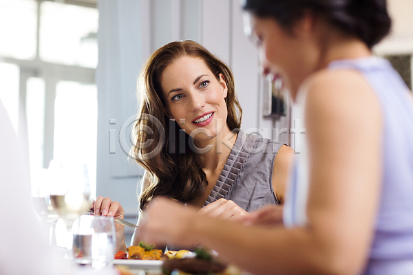 우정 행복 30대 두명 백인 성인 여자 JPG 포토 해외이미지 먹기 미소(표정) 세련 식사 실내 앉기 음식 접시 친구 포크 해외202004