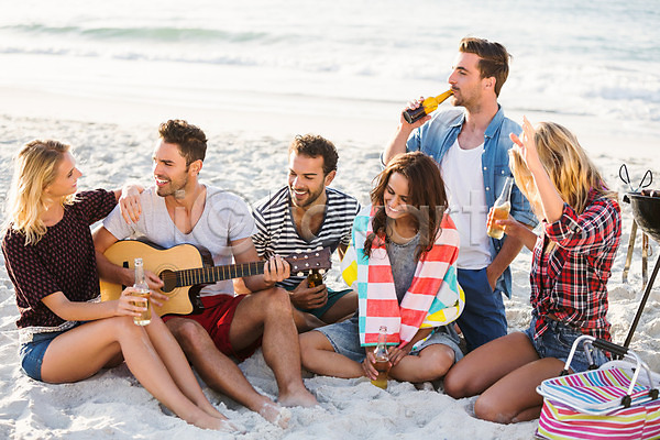 우정 함께함 행복 20대 남자 백인 여러명 여자 JPG 포토 해외이미지 기타 놀이 동료 마시기 맑음 맥주 모래 물 미소(표정) 바다 앉기 알코올 야외 여름(계절) 음악가 정확 파도 해외202004 휴가